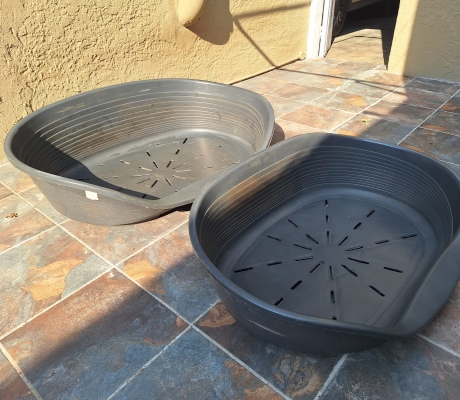 2 DOG BEDS - R100 (C BENONI)