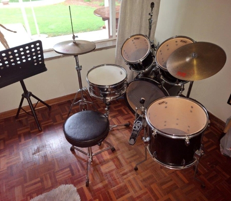 TAMA DRUM SET - 5 PIECE WITH 2 X0 CYMBALS & HI-HATS - OFFERS (C BENONI)