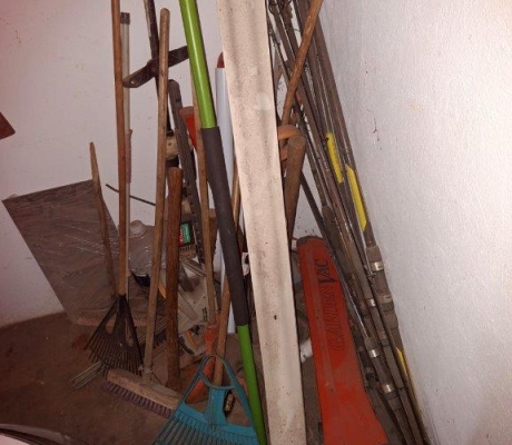 LARGE VARIETY OF GARDEN TOOLS (ONE) - R500 (C BENONI)