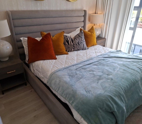 KING SIZE SEALY BED IN BASE WITH HEADBOARD - R4000 (S SANDTON)