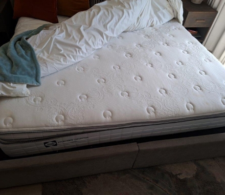 KING SIZE SEALY BED IN BASE WITH HEADBOARD - R4000 (S SANDTON)