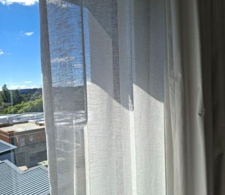 2 LONG DROPS QUALITY NET CURTAINS - R300 (S SANDTON)