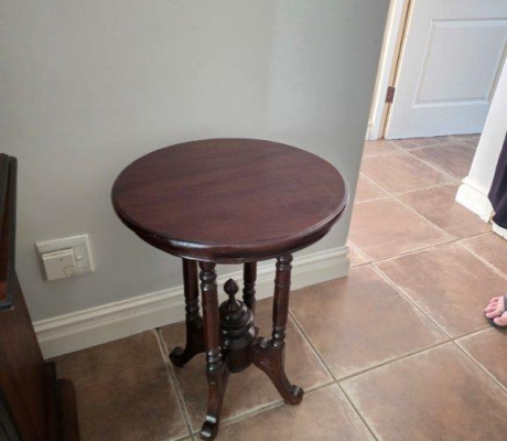(LF17) Small round wooden table