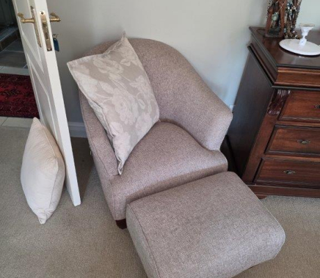 (LF21) Chair and footstool