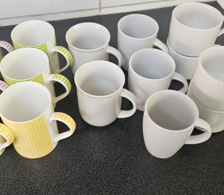 VARIETY OF TEA AND COFFEE MUGS - R100 (C BENONI)