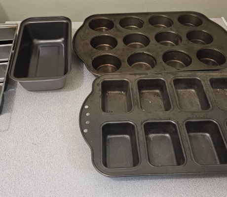 VARIETY OF BAKING AND MUFFIN PANS - R100 (C BENONI)