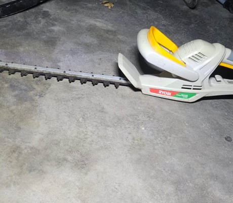 RYOBI HEDGE TRIMMER - R700 (C BENONI)
