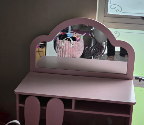 TODDLER DRESSING TABLE AND CHAIR