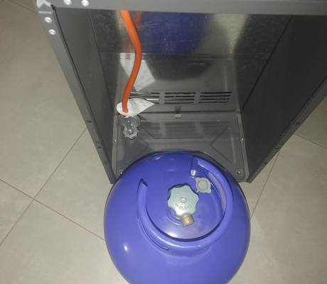 GAS HEATER WITH 2 GAS CYLINDERS