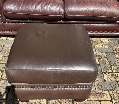 No:  4  (KP-STORE) -GENIUNE LEATHER OTTOMAN  - R650
