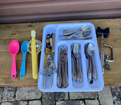 No:  35  (KP-STORE) -CUTLERY IN BLUE HOLDER  - R150