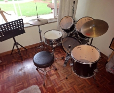 TAMA DRUM SET - 5 PIECE WITH 2 X0 CYMBALS & HI-HATS - OFFERS (C BENONI)