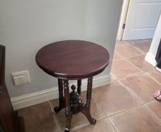 (LF17) Small round wooden table