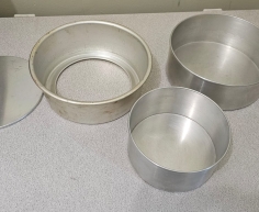 SET OF CAKE TINS - R50 (C BENONI)