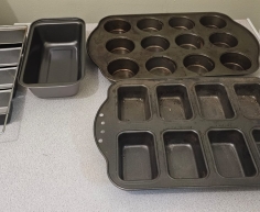 VARIETY OF BAKING AND MUFFIN PANS - R100 (C BENONI)